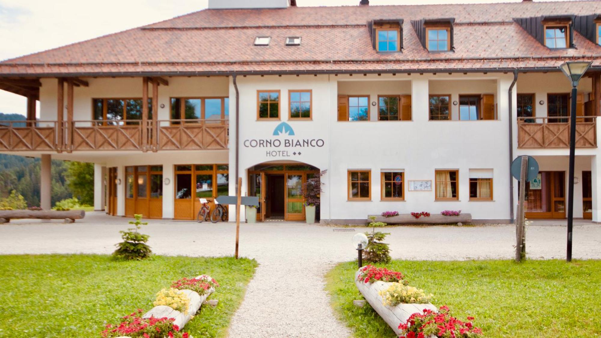 Hotel Corno Bianco Nova Ponente Ngoại thất bức ảnh